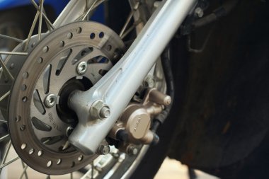 Tekerlekleri parkta park edilmiş.