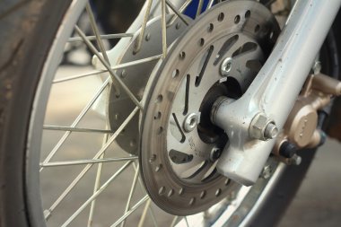 Tekerlekleri parkta park edilmiş.