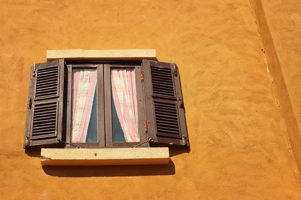 Abrir ventana vieja sobre fondo marrón —  Fotos de Stock