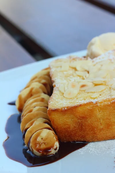 Toast di miele su piatto bianco a negozio di torta — Foto Stock