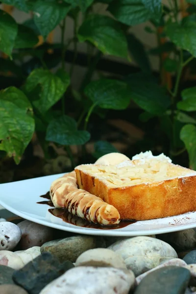 Toast di miele su piatto bianco a negozio di torta — Foto Stock