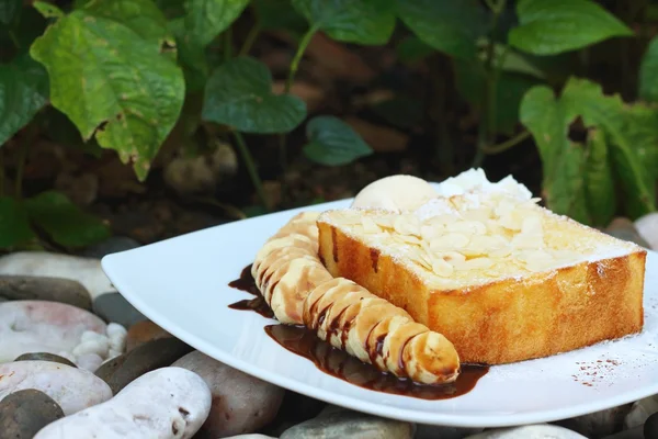 케이크가 게에서 흰색 접시에 허니 토스트 — 스톡 사진