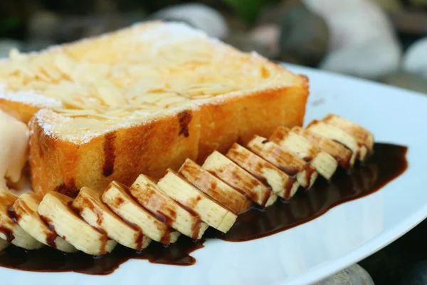 Медовый тост на белом блюде в магазине тортов — стоковое фото