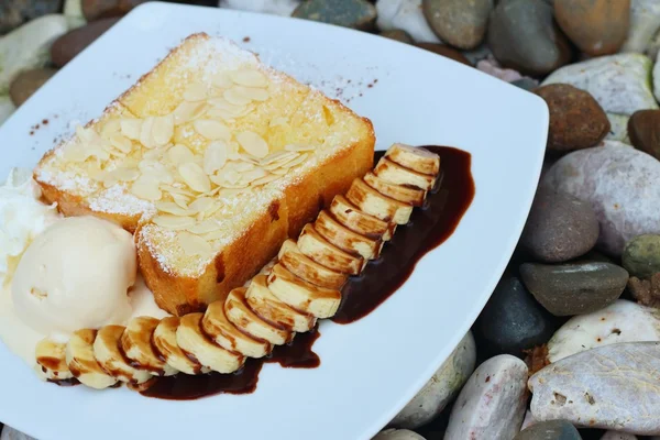 Toast di miele su piatto bianco a negozio di torta — Foto Stock