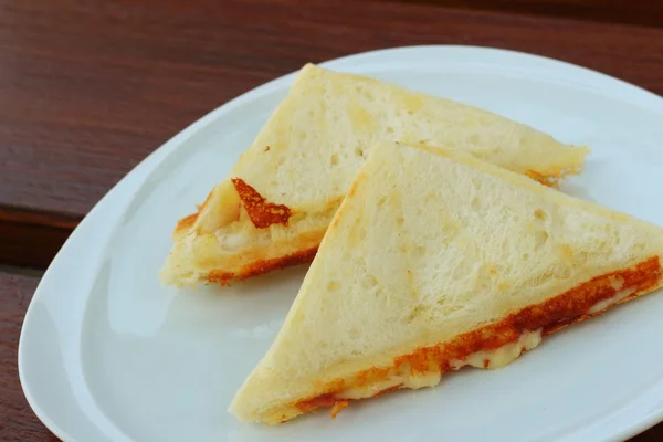 Skinka och ost smörgås på en vit platta. — Stockfoto