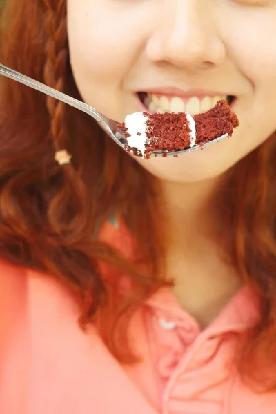 Mulher comendo bolo de chocolate em um café . — Fotografia de Stock