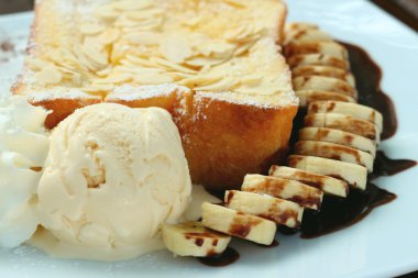 Pasta Dükkanı, beyaz çanak üzerinde bal tost