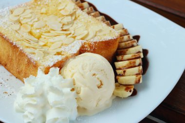 Pasta Dükkanı, beyaz çanak üzerinde bal tost