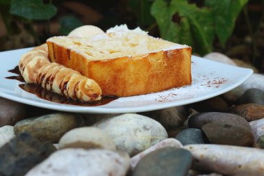 Pasta Dükkanı, beyaz çanak üzerinde bal tost