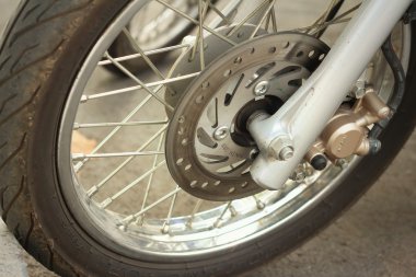 Tekerlekleri parkta park edilmiş.