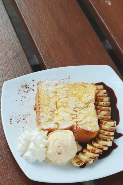 Toast di miele su piatto bianco a negozio di torta — Foto Stock