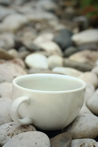 Café en una taza blanca sobre un fondo de piedra blanca . — Foto de Stock