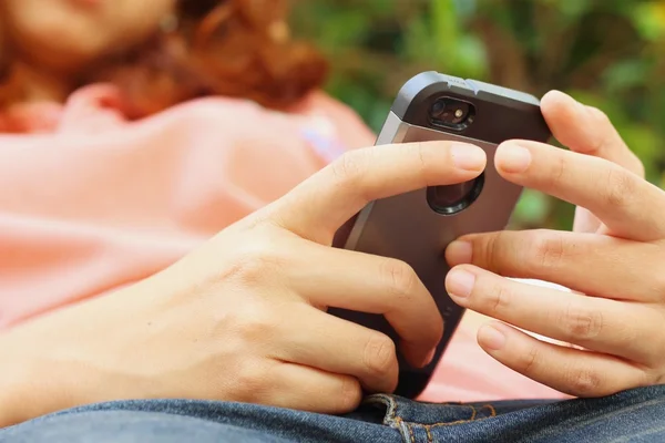 Women are using a phone at the park — Stock Photo, Image