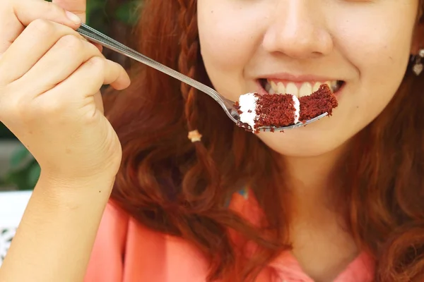 Mulher comendo bolo de chocolate em um café . — Fotografia de Stock