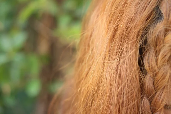 아름 다운 여자의 물결 모양의 황금 머리카락 — 스톡 사진