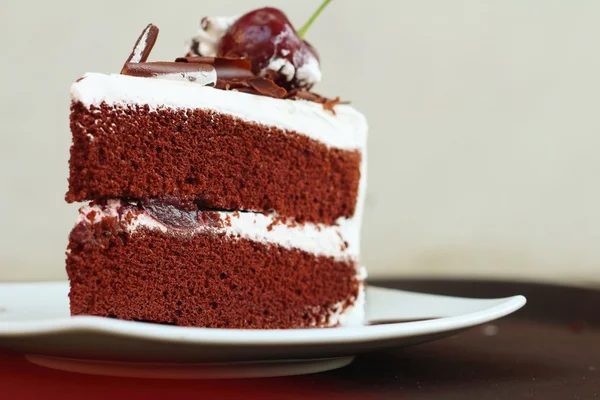 Torta al cioccolato con ciliegie su piatto bianco . Fotografia Stock