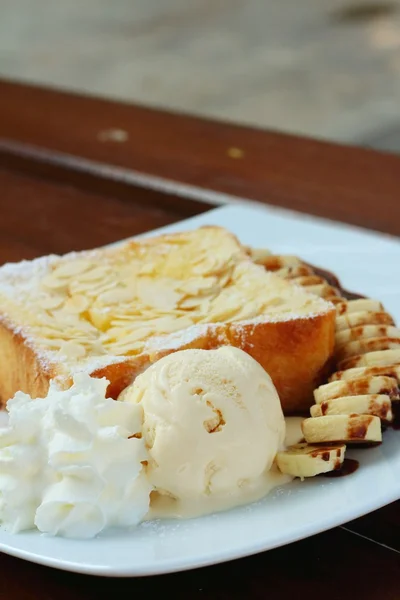 Toast di miele su piatto bianco a negozio di torta — Foto Stock