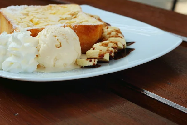 Toast di miele su piatto bianco a negozio di torta — Foto Stock