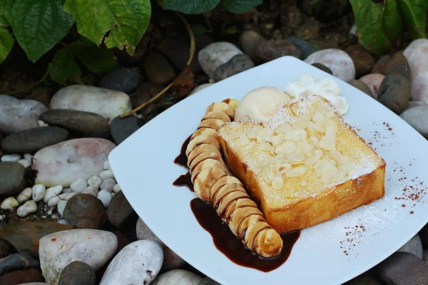 Toast di miele su piatto bianco a negozio di torta — Foto Stock