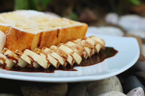 Toast di miele su piatto bianco a negozio di torta — Foto Stock