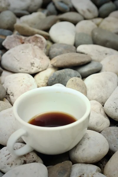 Kawa w filiżance biały na tle białego kamienia. — Zdjęcie stockowe
