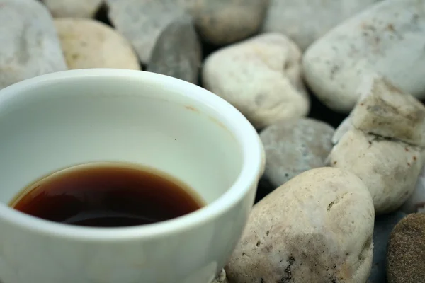 Café em uma xícara branca em um fundo de pedra branca . — Fotografia de Stock