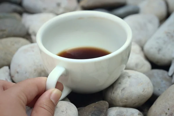 Café en una taza blanca sobre un fondo de piedra blanca . — Foto de Stock