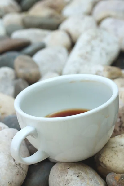 Café en una taza blanca sobre un fondo de piedra blanca . — Foto de Stock