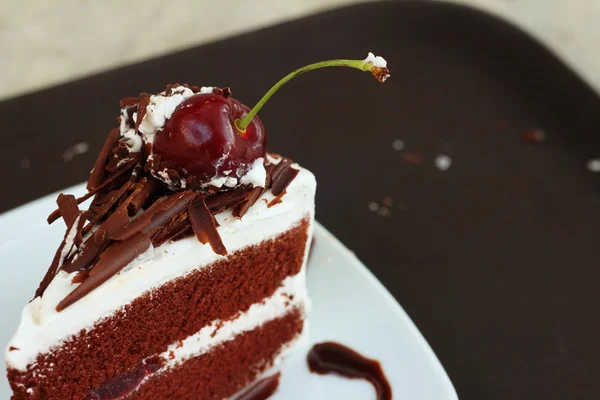Csokoládé torta meggy a fehér edény. — Stock Fotó