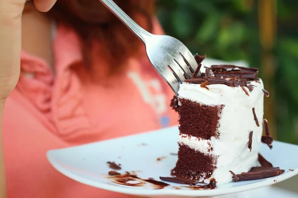 Vrouw eten chocolade taart in een cafe. — Stockfoto