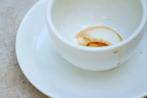 Café taza blanca se utiliza entonces sobre un fondo de cemento — Foto de Stock