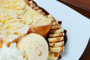 Pasta Dükkanı, beyaz çanak üzerinde bal tost