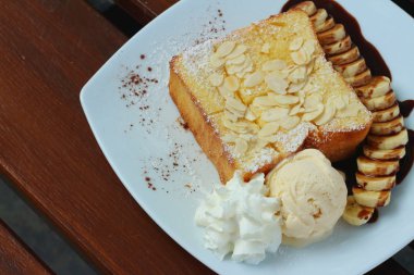 Pasta Dükkanı, beyaz çanak üzerinde bal tost