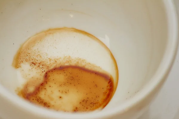 Café taza blanca se utiliza entonces sobre un fondo de cemento — Foto de Stock