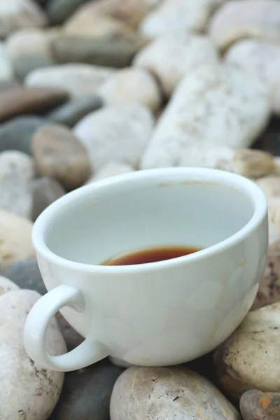 Café em uma xícara branca em um fundo de pedra branca . — Fotografia de Stock