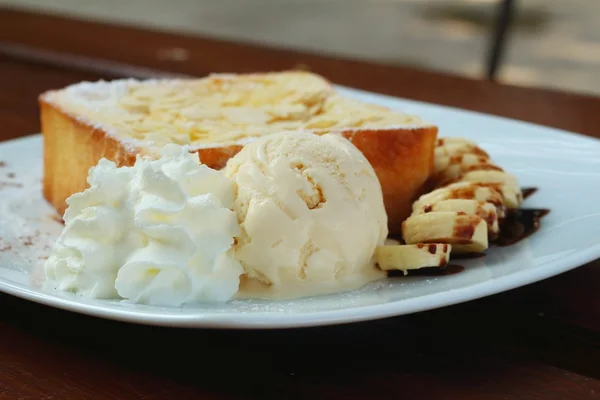 Toast di miele su piatto bianco a negozio di torta — Foto Stock