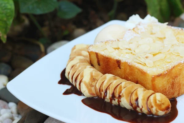 ケーキ屋さんで白い皿の蜂蜜トースト — ストック写真