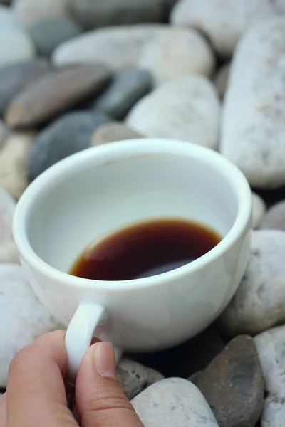 Café en una taza blanca sobre un fondo de piedra blanca . — Foto de Stock