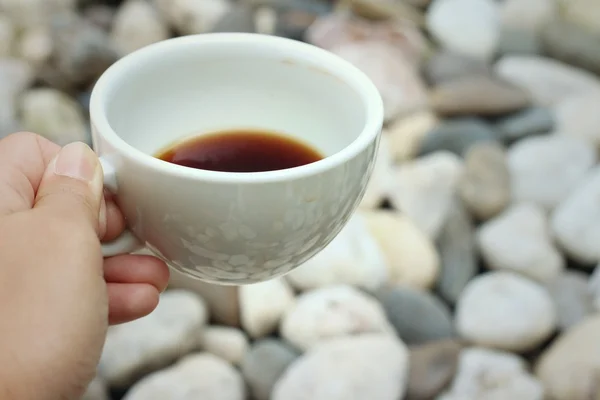 Café en una taza blanca sobre un fondo de piedra blanca . — Foto de Stock