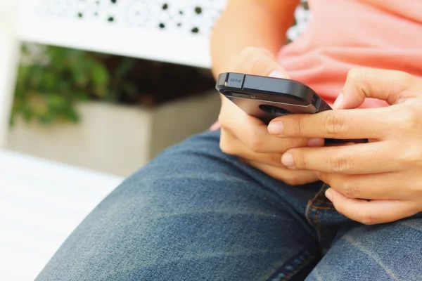 Women are using a phone at the park — Stock Photo, Image