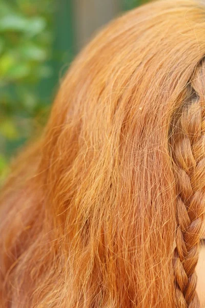 美しい女性の波状の金毛 — ストック写真