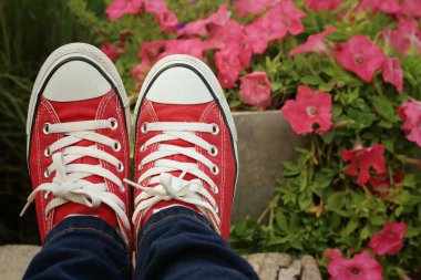 Bir arka planını çiçekler ile kırmızı ayakkabılar.