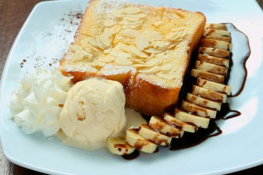 Pasta Dükkanı, beyaz çanak üzerinde bal tost