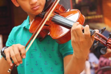 Keman melodically parkta oynarken müzisyen