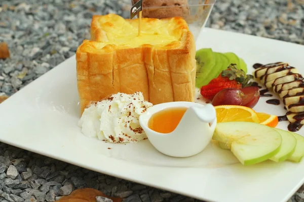 Honigtoast auf weißem Teller in Konditorei — Stockfoto