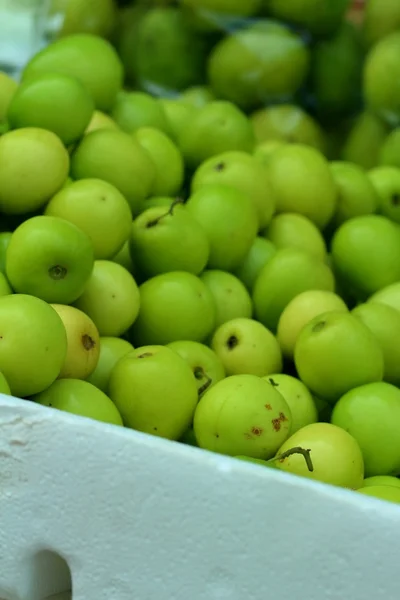 Fresh green apple on the table in the market. — Stock Photo, Image