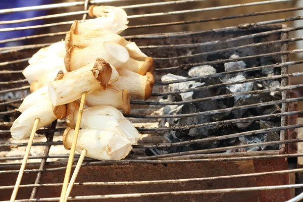 Paddestoelen op de grill op de markt — Stockfoto