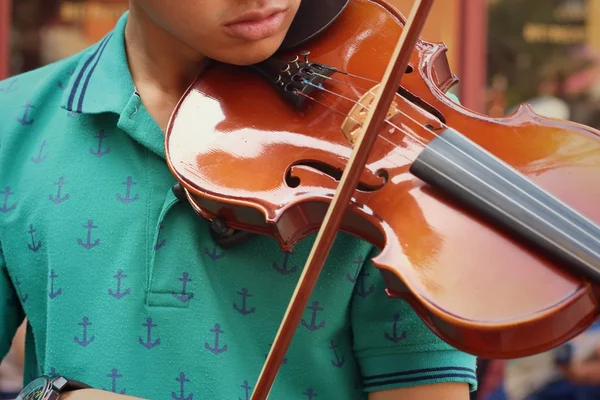 Keman melodically parkta oynarken müzisyen