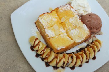 Pasta Dükkanı, beyaz çanak üzerinde bal tost