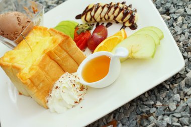 Pasta Dükkanı, beyaz çanak üzerinde bal tost